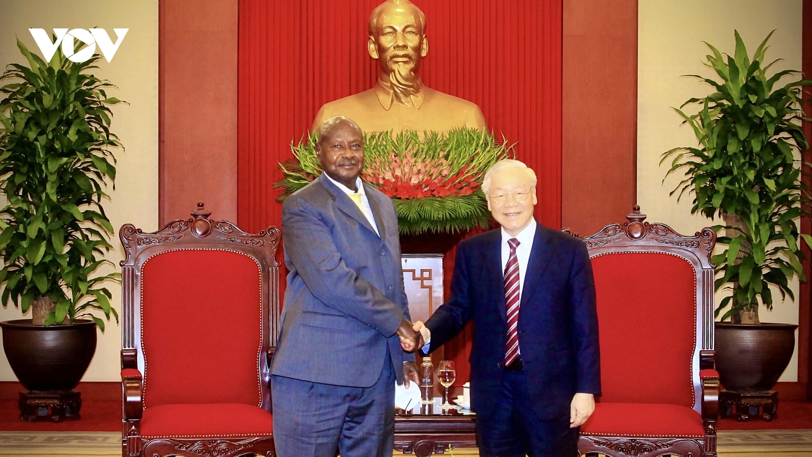 Party leader welcomes Ugandan President in Hanoi